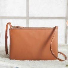 Geantă Celine Trio Crossbody Mică din piele de vițel maro Geantă Celine Trio Crossbody Mică din piele de vițel maro