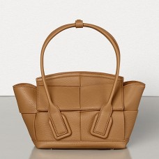 Geantă Bottega Veneta Mini Arco 29 din piele de vițel granulată caramel