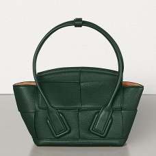 Geantă Bottega Veneta Mini Arco 29 din piele de vițel granulată verde