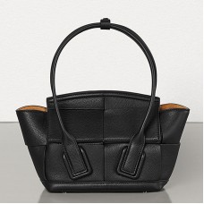 Geantă Bottega Veneta Mini Arco 29 din piele de vițel granulată neagră