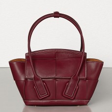 Geantă Bottega Veneta Mini Arco 29 din piele de vițel țesută cu bordeaux