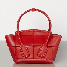 Geantă Bottega Veneta Mini Arco 29 din piele de vițel țesută roșie