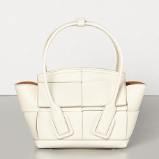Geantă Bottega Veneta Mini Arco 29 din piele de vițel țesută albă