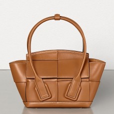 Geantă Bottega Veneta Mini Arco 29 din piele de vițel cu țesătură de lemn