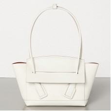 Geantă Bottega Veneta Arco 33 din piele de vițel franceză albă Geantă Bottega Veneta Arco 33 din piele de vițel franceză albă