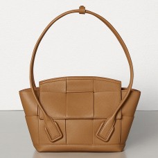 Geantă mică Bottega Veneta Arco 33 din piele de vițel granulată caramel