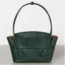 Geantă mică Bottega Veneta Arco 33 din piele de vițel granulată verde Geantă mică Bottega Veneta Arco 33 din piele de vițel granulată verde