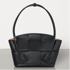 Geantă mică Bottega Veneta Arco 33 din piele de vițel granulată neagră