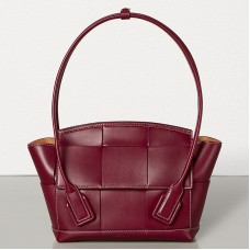 Geanta Bottega Veneta Arco 33 Intrecciato Din piele de vitel Bordeaux Geanta Bottega Veneta Arco 33 Intrecciato Din piele de vitel Bordeaux