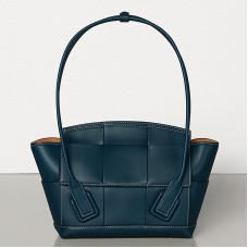 Geantă Bottega Veneta Arco 33 Intrecciato Din piele de vițel bleumarin Geantă Bottega Veneta Arco 33 Intrecciato Din piele de vițel bleumarin