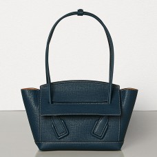 Geantă Bottega Veneta Arco 33 din piele de vițel granulată albastră Geantă Bottega Veneta Arco 33 din piele de vițel granulată albastră