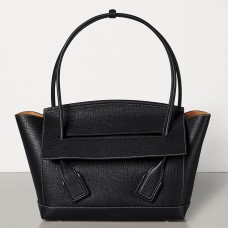 Geantă Bottega Veneta Arco 33 din piele de vițel granulată neagră Geantă Bottega Veneta Arco 33 din piele de vițel granulată neagră