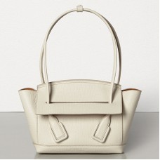 Geantă Bottega Veneta Arco 33 din piele de vițel granulată albă Geantă Bottega Veneta Arco 33 din piele de vițel granulată albă