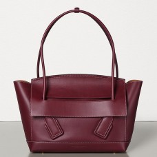 Geantă Bottega Veneta Arco 48 din piele de vițel franceză Bordeaux