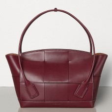 Geanta Bottega Veneta Arco 48 Intrecciato Din piele de vitel Bordeaux