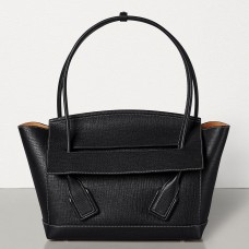 Geantă Bottega Veneta Arco 48 din piele de vițel granulată neagră