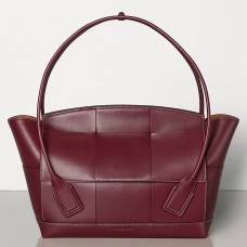 Geantă Bottega Veneta Arco 56 din piele de vițel franceză de culoare Bordeaux