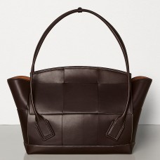 Geantă Bottega Veneta Arco 56 din piele de vițel franceză închisă la culoare