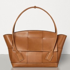Geantă Bottega Veneta Arco 56 din piele de vițel franceză maro deschis
