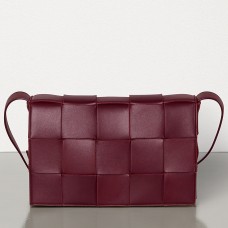 Geantă Bottega Veneta Cassette din piele de miel Bordeaux