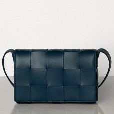 Geantă Bottega Veneta Cassette din piele de miel albastru închis