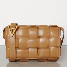Geantă Bottega Veneta Padded Casette din piele de vițel caramel