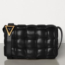 Geantă Bottega Veneta Padded Casette din piele de vițel neagră