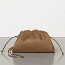 Geantă de mână Bottega Veneta The Pouch 20 din piele de vițel maro