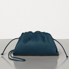 Geantă de mână Bottega Veneta The Pouch 20 din piele de vițel bleumarin