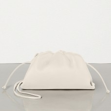 Geantă de mână Bottega Veneta The Pouch 20 din piele de vițel albă