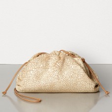 Geantă de mână Bottega Veneta The Pouch 20 din piele bej craquelă