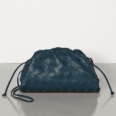 Clutch Bottega Veneta The Pouch 20 Din piele de miel intrecciata albastru închis Clutch Bottega Veneta The Pouch 20 Din piele de miel intrecciata albastru închis