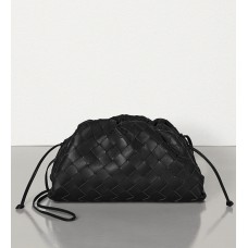 Clutch Bottega Veneta The Pouch 20 Din piele de miel intrecciata neagra Clutch Bottega Veneta The Pouch 20 Din piele de miel intrecciata neagra