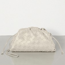 Bottega Veneta The Pouch 20 Clutch Din piele de miel intrecciata din ipsos Bottega Veneta The Pouch 20 Clutch Din piele de miel intrecciata din ipsos