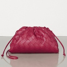 Bottega Veneta The Pouch 20 Clutch Din Piele De Miel Amaranto Intrecciato Bottega Veneta The Pouch 20 Clutch Din Piele De Miel Amaranto Intrecciato