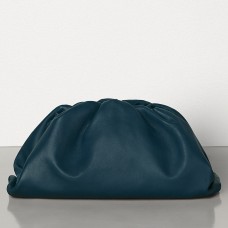 Geantă de mână Bottega Veneta The Pouch din piele de vițel bleumarin