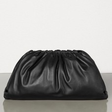 Geantă de mână Bottega Veneta The Pouch din piele de vițel neagră