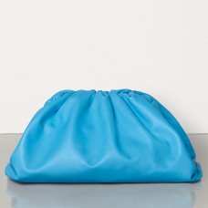 Geantă de mână Bottega Veneta The Pouch din piele de vițel albastru deschis