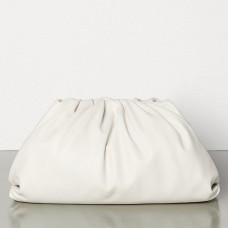 Geantă de mână Bottega Veneta The Pouch din piele de vițel albă