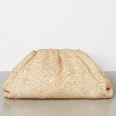 Geantă de mână Bottega Veneta The Pouch din piele bej craquelă