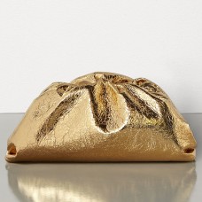 Geantă de mână Bottega Veneta The Pouch din piele metalizată aurie