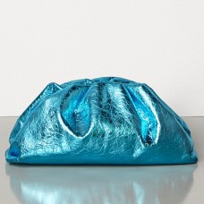 Geantă de mână Bottega Veneta The Pouch din piele albastră metalizată