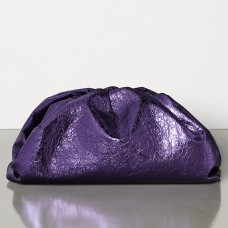 Geantă de mână Bottega Veneta The Pouch din piele metalizată Viola