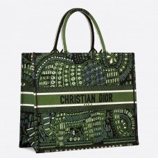 Geantă Dior Book Tote din pânză verde brodată cu animale Geantă Dior Book Tote din pânză verde brodată cu animale