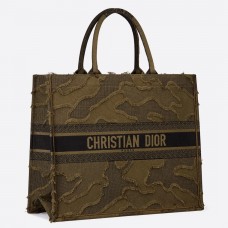 Geantă Dior Book Tote din pânză verde cu broderie camuflaj Geantă Dior Book Tote din pânză verde cu broderie camuflaj