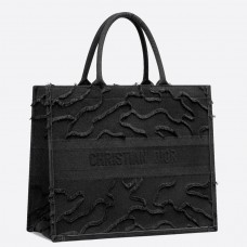 Geantă Dior Book Tote din pânză neagră cu broderie camuflaj Geantă Dior Book Tote din pânză neagră cu broderie camuflaj