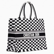 Geantă Dior cu broderie tip carte din pânză în carouri Geantă Dior cu broderie tip carte din pânză în carouri