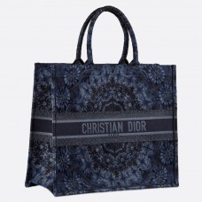 Geantă Dior Book Tote KaleiGeantă Diorscopic albastră Geantă Dior Book Tote KaleiGeantă Diorscopic albastră