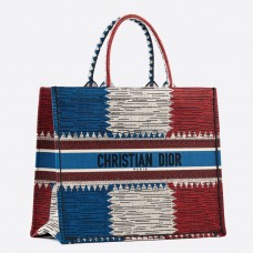Geantă Dior Book Tote din pânză brodată cu steagul francez Geantă Dior Book Tote din pânză brodată cu steagul francez