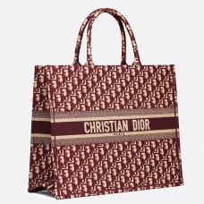 Geantă Dior Book Tote din pânză brodată oblică de culoare Bordeaux Geantă Dior Book Tote din pânză brodată oblică de culoare Bordeaux